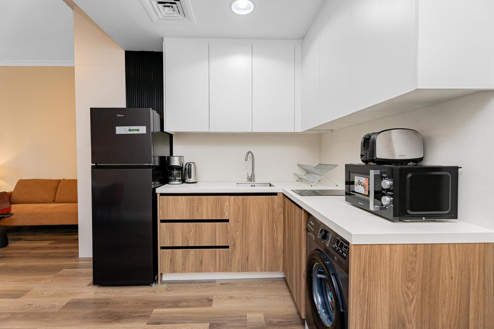 Escape 24 - Chic In Jumeirah Towers Apartment